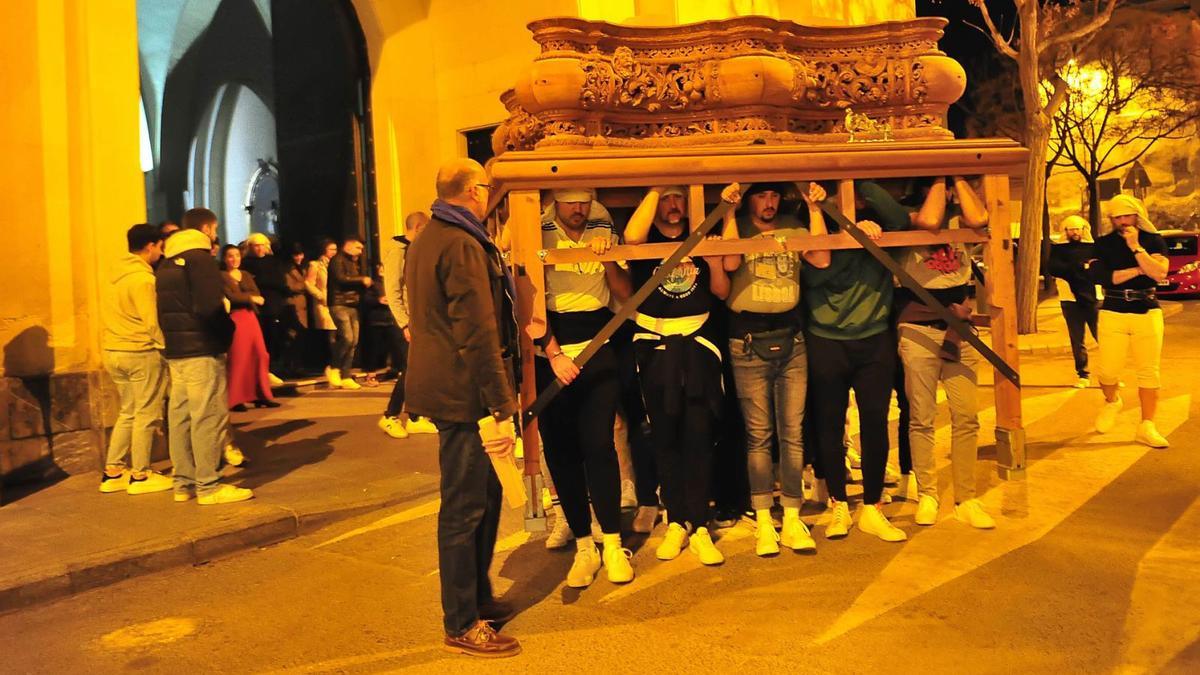 Costaleros ilicitanos realizando uno de sus ensayos para preparar las procesiones de Semana Santa. | MATÍAS SEGARRA