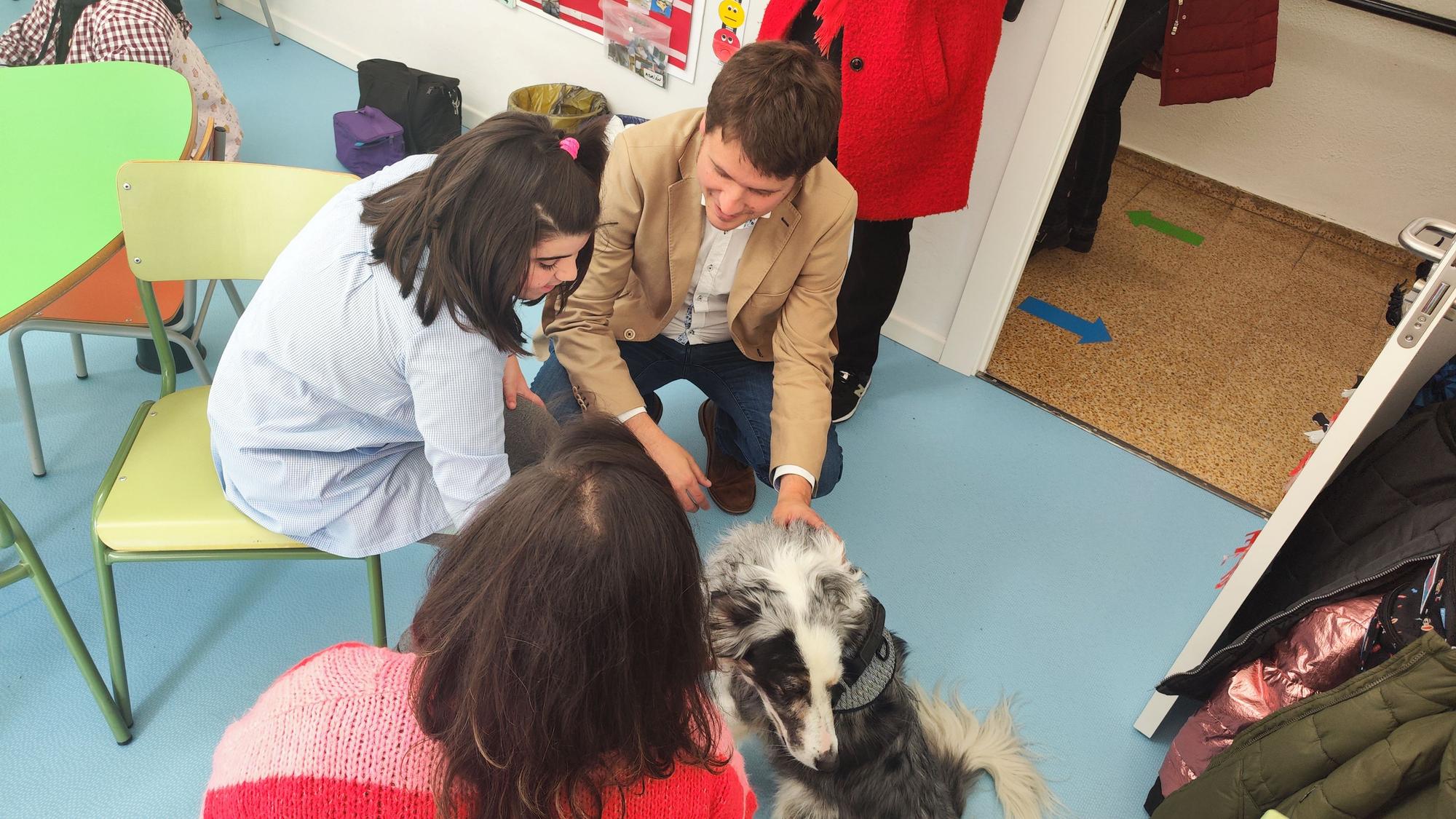 La terapia canina en Santullano, en imágenes