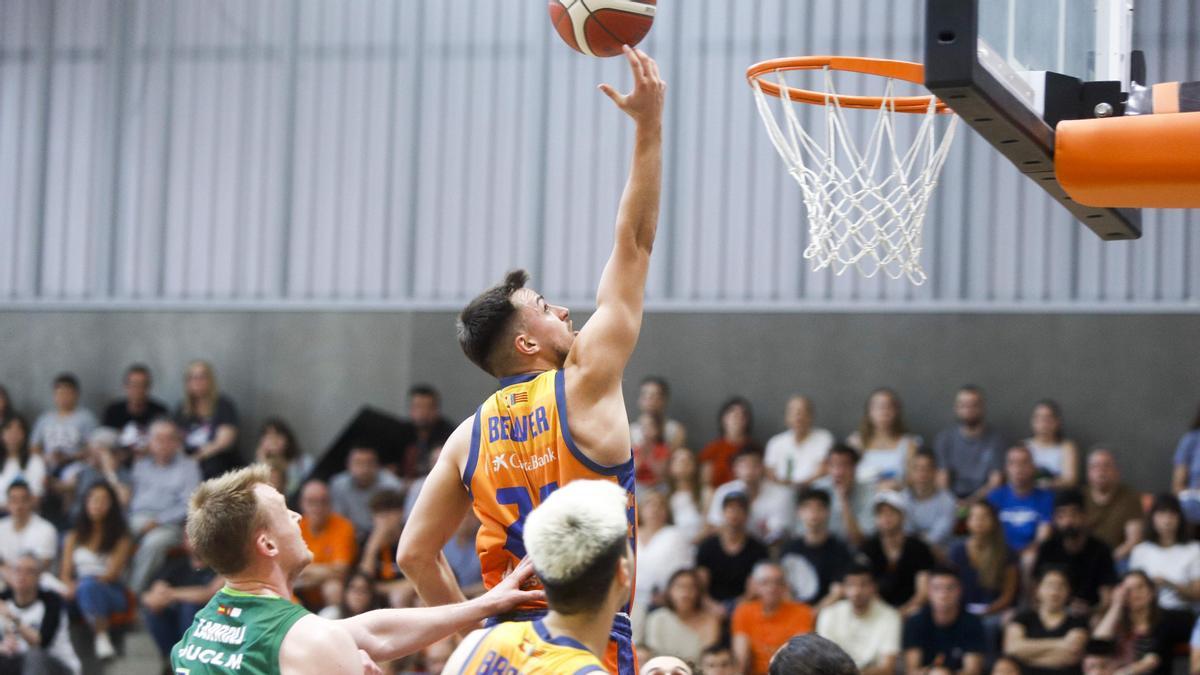 Alejandro Bellver se eleva por encima de los rivales del Albacete Basket en el partido de ida de semifinales del 'Playoff' de la LEB Plata