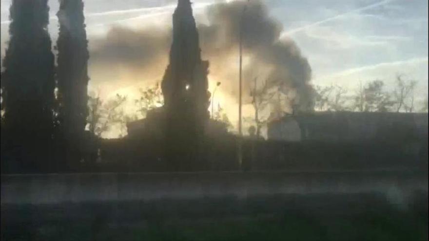 Incendi en una nau de reciclatge de dissolvents i residus industrials a Montornès del Vallès