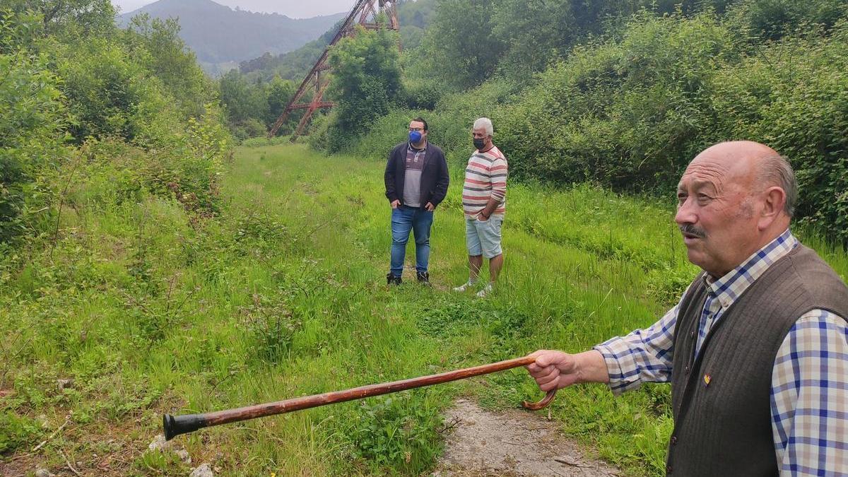 José García Páramo, "Pin Pegarates", en primer término, con el antiguo pozo Llamas detrás.