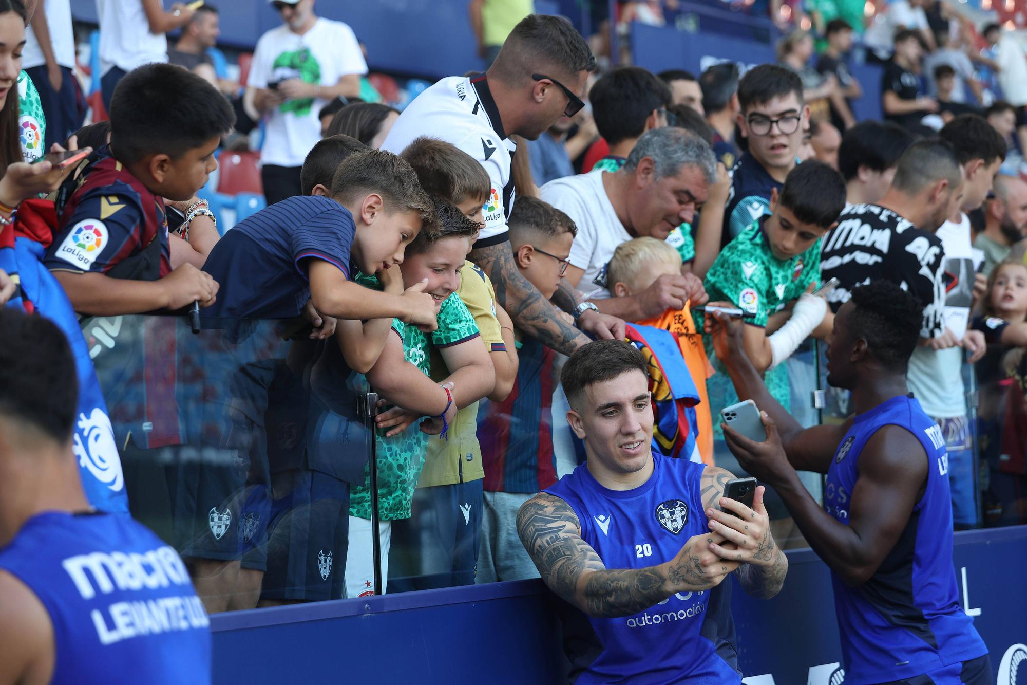 Ambiente de Primera en el entrenamiento a puertas abiertas