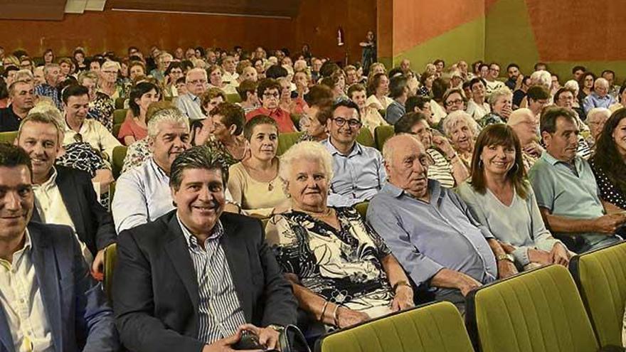 Margalida Fullana recibe el Reconeixement de Mèrits de la Escola de Mallorquí