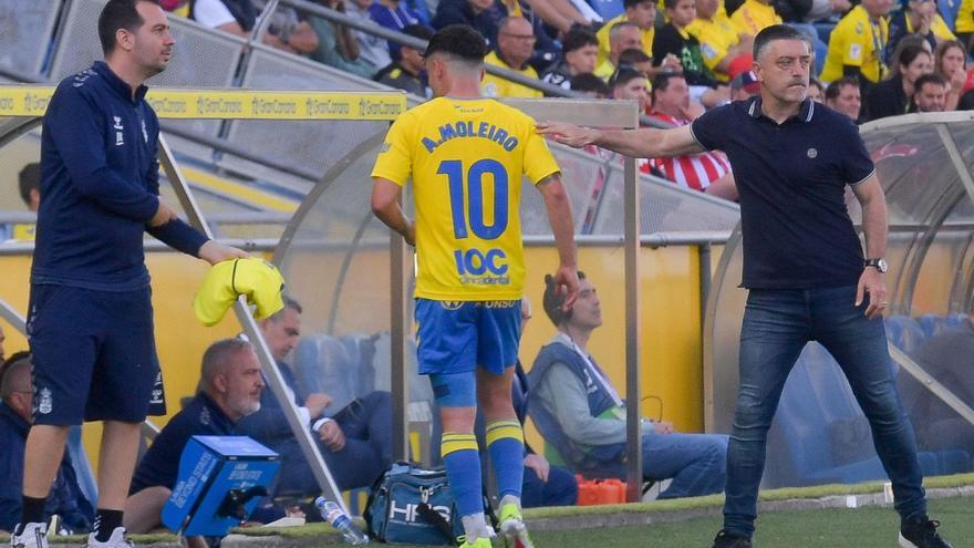 Moleiro, en el momento posterior de negarle  el saludo a García Pimienta tras ser el primer cambio ante el Athletic. | | JUAN CASTRO