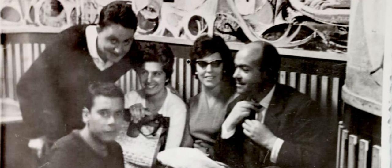 Antonio Pedrero, Claudio Rodríguez, Clara Miranda, Pilar Maíllo, Zacarías Martínez (gran amigo de Claudio) en el Bar “ La Reja” (ya  desaparecido ), en 1962.