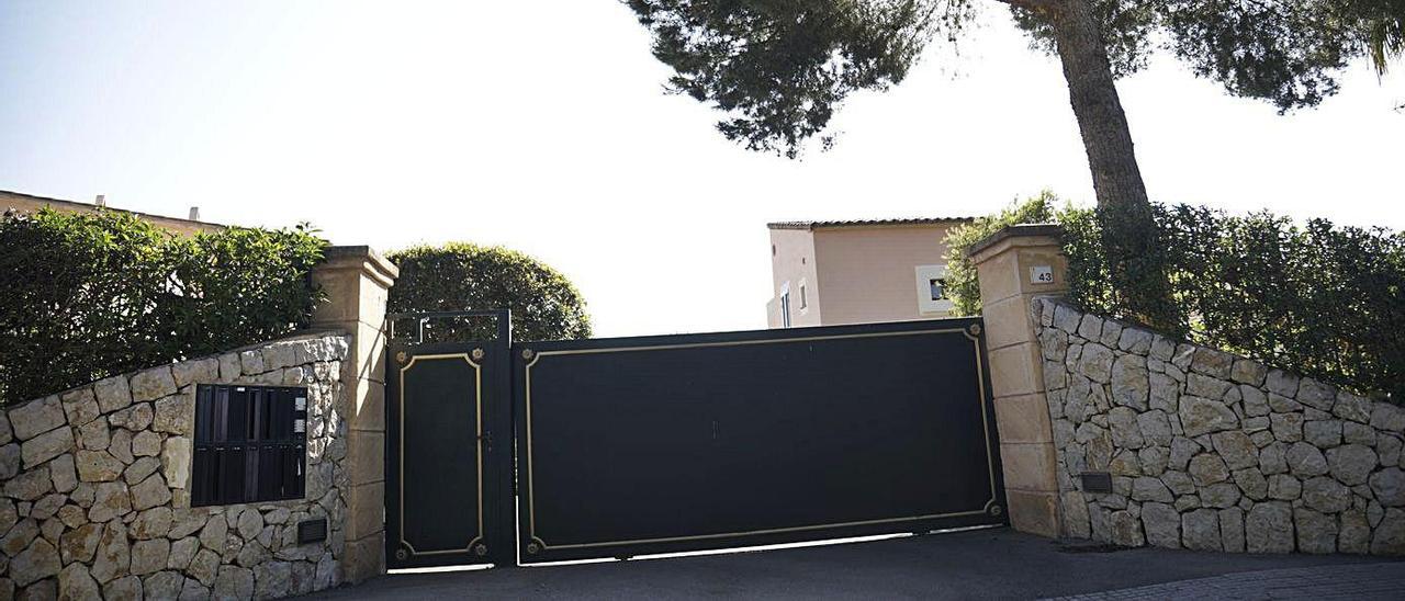 Exterior de la urbanización de Santa Ponça donde  residía la mujer detenida.