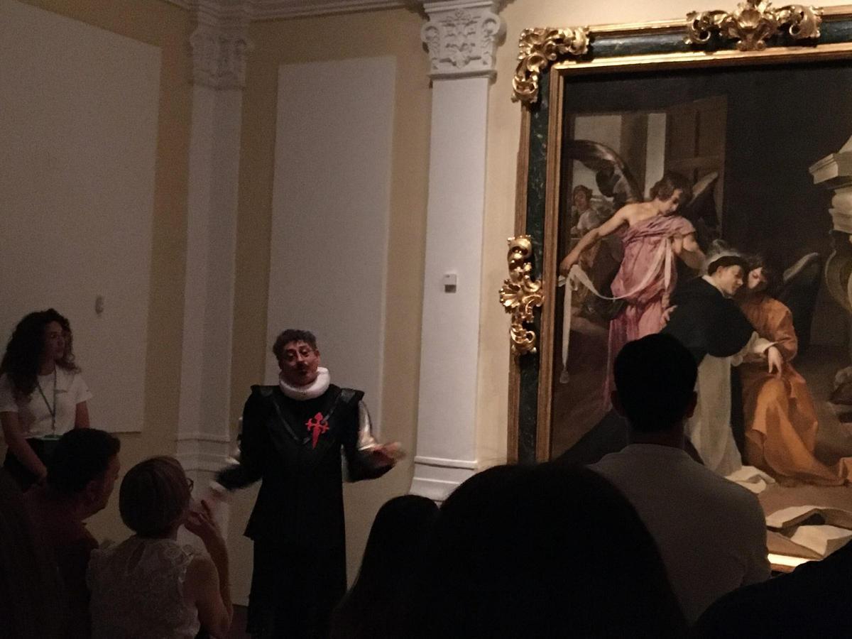 Representación escénica frente al cuadro de Velázquez en el Museo de Arte Sacro