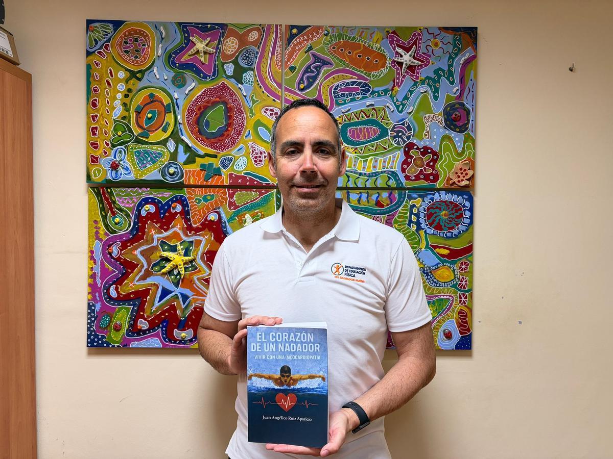 El profesor y nadador malagueño Angélico Ruiz, con su libro 'El corazón de un nadador'