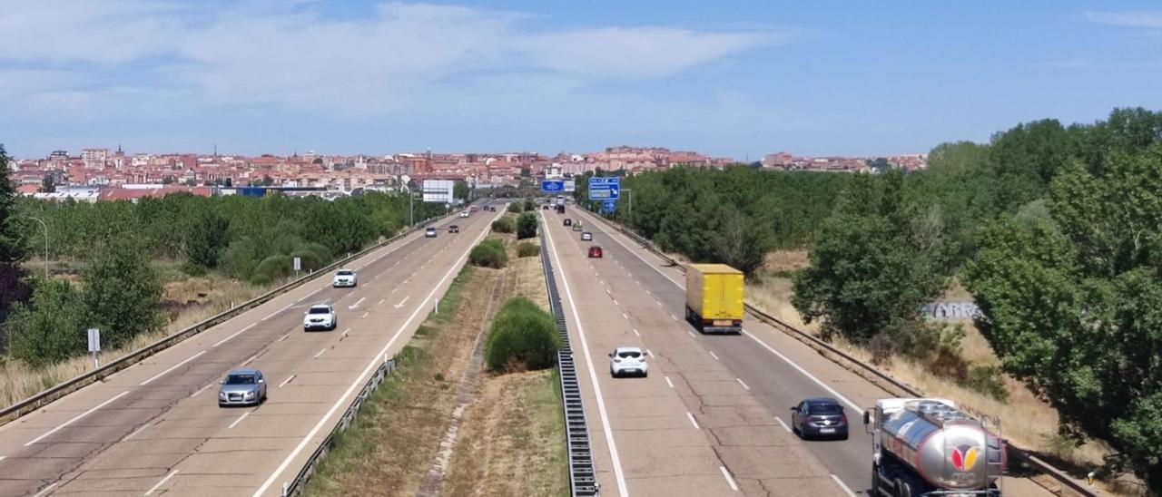 El tráfico por la A-6 fue fluido durante toda la jornada de ayer a su paso por la localidad de Benavente. | J. A. G.