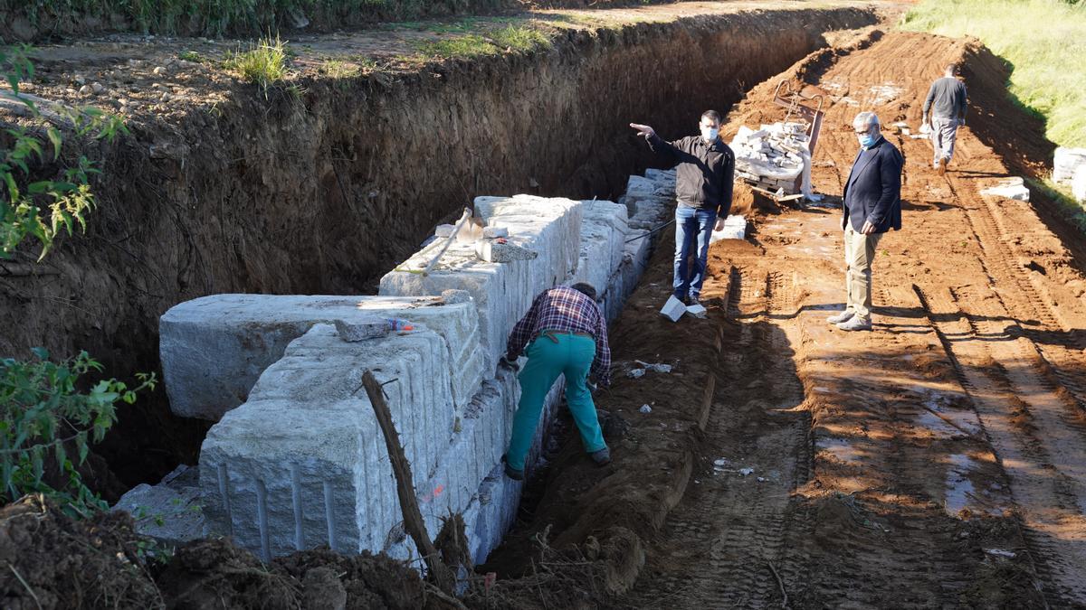 Cuñarro inspecciona las obras en el muro de Donfreán.