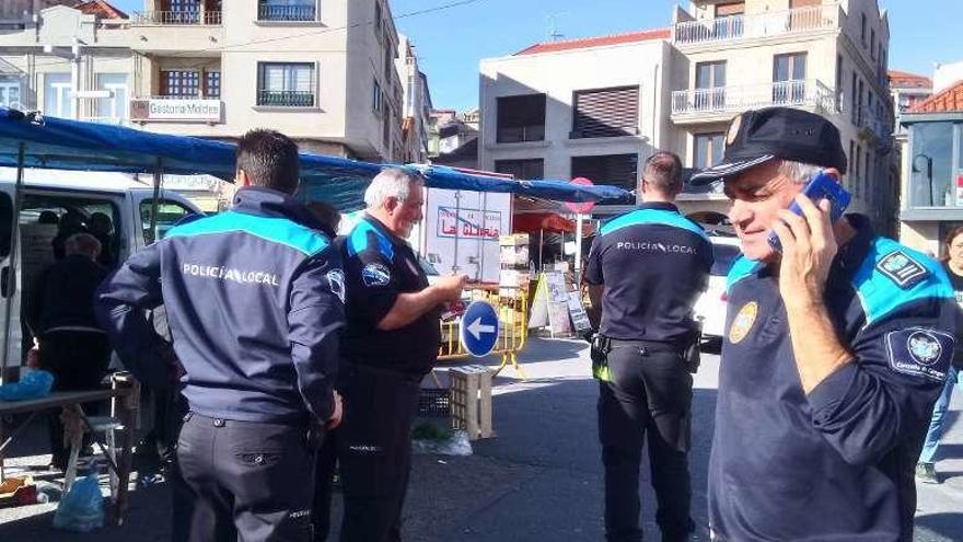 Agentes de la Policía Local de Cangas, en un operativo. // G.Núñez