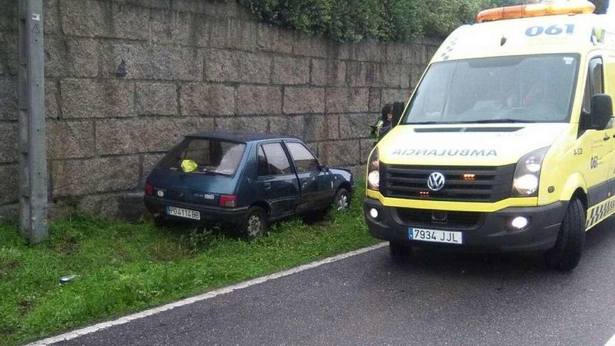 El coche accidentado, ayer, al lado del muro contra el que quedó tras el accidente. // G.Núñez