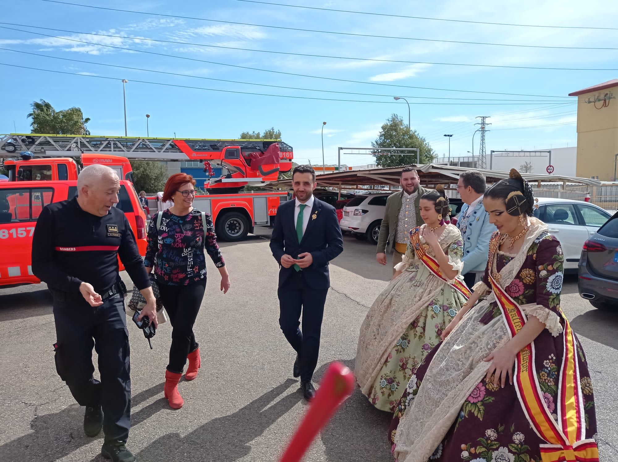 Las Falleras Mayores de Sagunt Claudia y Maite visitan el parque de bomberos y el hospital