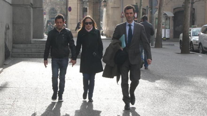 L&#039;exassessora de la Diputació de Girona Minerva Amador arribant als Jutjats en companyia de la seva parella i del seu advocat, Joaquim Bech de Careda