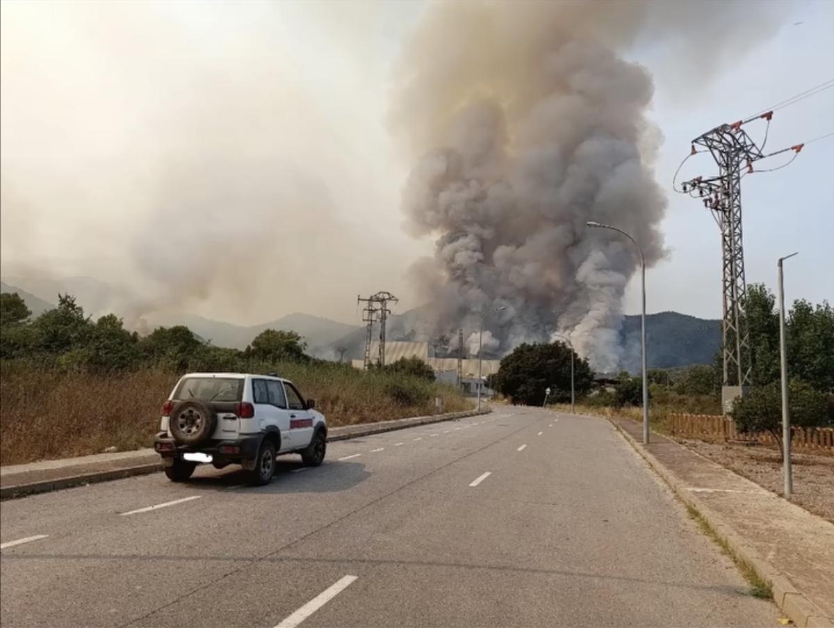 Un vehículo del servicio de agentes medioambientales de la Generalitat valenciana acudiendo a una zona afectada por el incendio de la Vall.