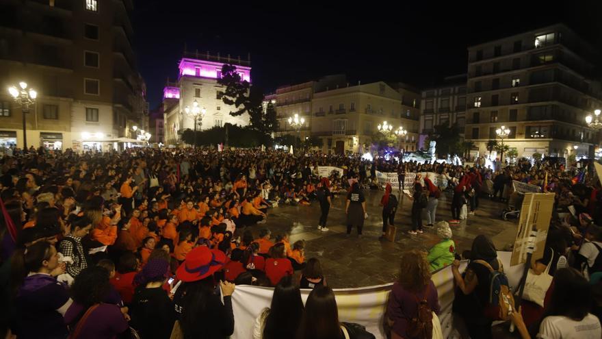 València celebra un 8M reivindicativo y festivo