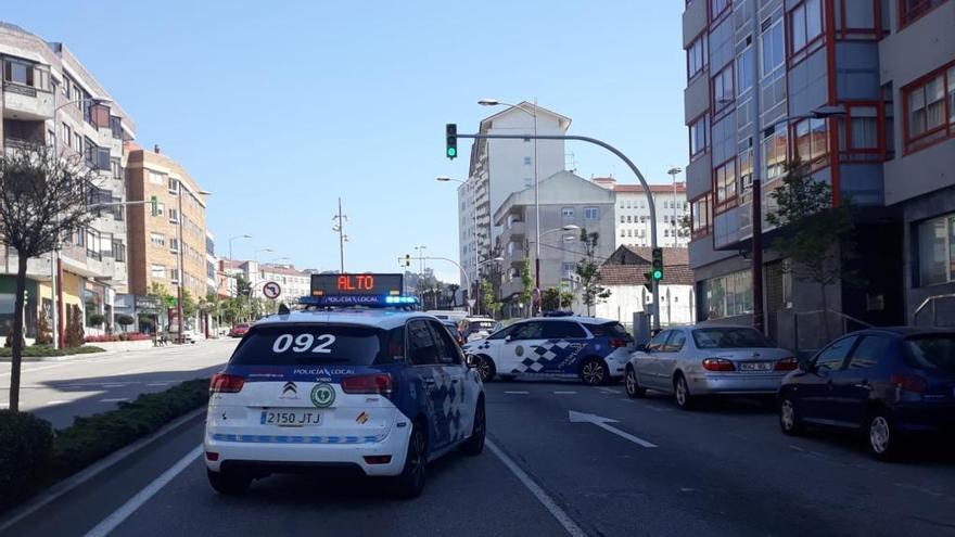 Control de la Policía Local de Vigo parar supervisar que los vigueses no se saltan el confinamiento. // FDV