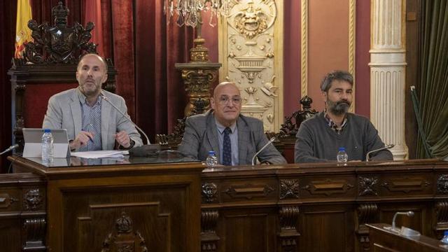 Jácome, en el pleno de ayer, con su teniente de alcalde y el interventor municipal. |  // IÑAKI OSORIO