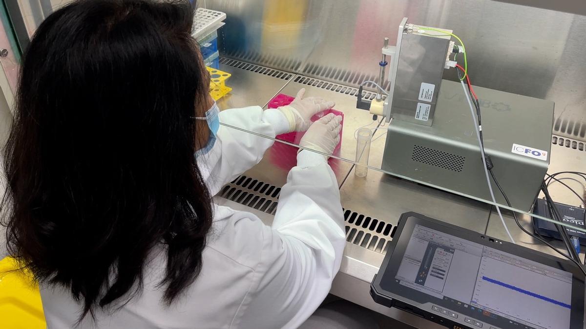 Rubaiya Hussain analizando muestras de saliva con el dispositivo en el Laboratorio de Biología del ICFO.