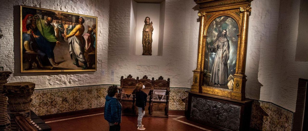Visitantes viendo cuadros en el museo de El Greco (Toledo).