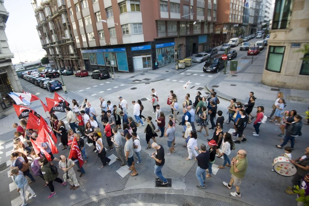 Unas 300 personas se manifiestan en apoyo a los trabajadores del centro coruñés, que realizarán una huelga de 24 horas el lunes