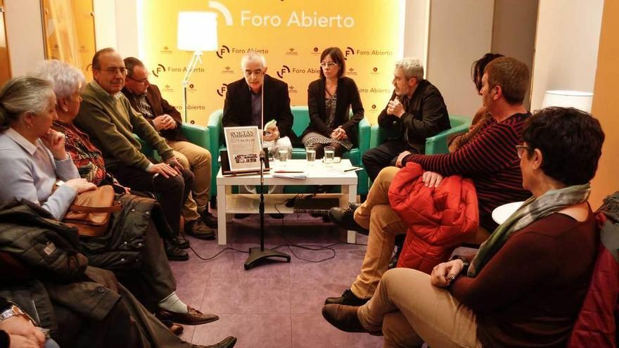 Participantes en el encuentro, ayer, en Cervantes.