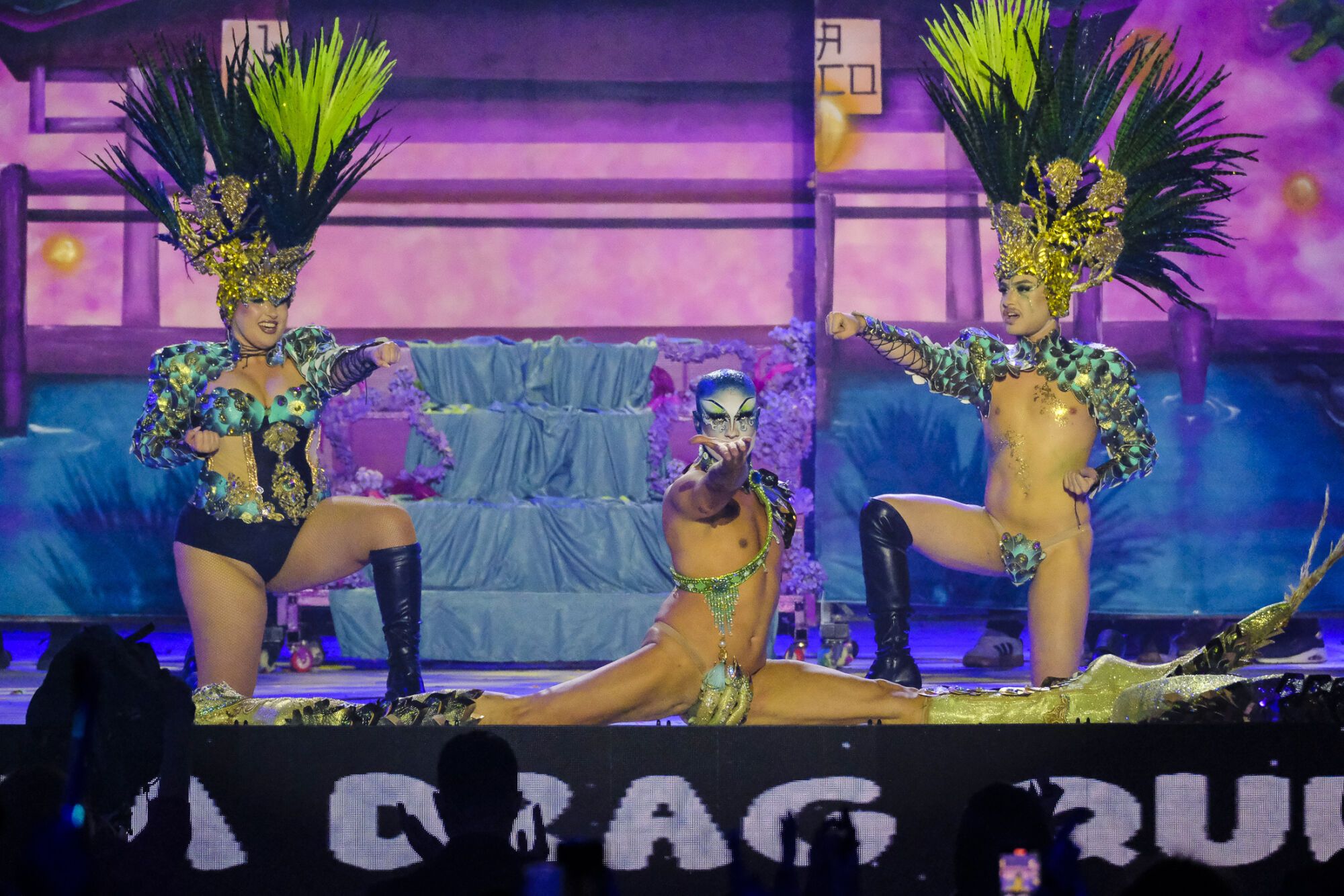 6. Drag La Tacones (Kevin Doramas Jiménez Moreno) Con el patrocinio de Carrozas José Halcón y un diseño de MASBE Creaciones presenta la fantasía Honor y Gloria.