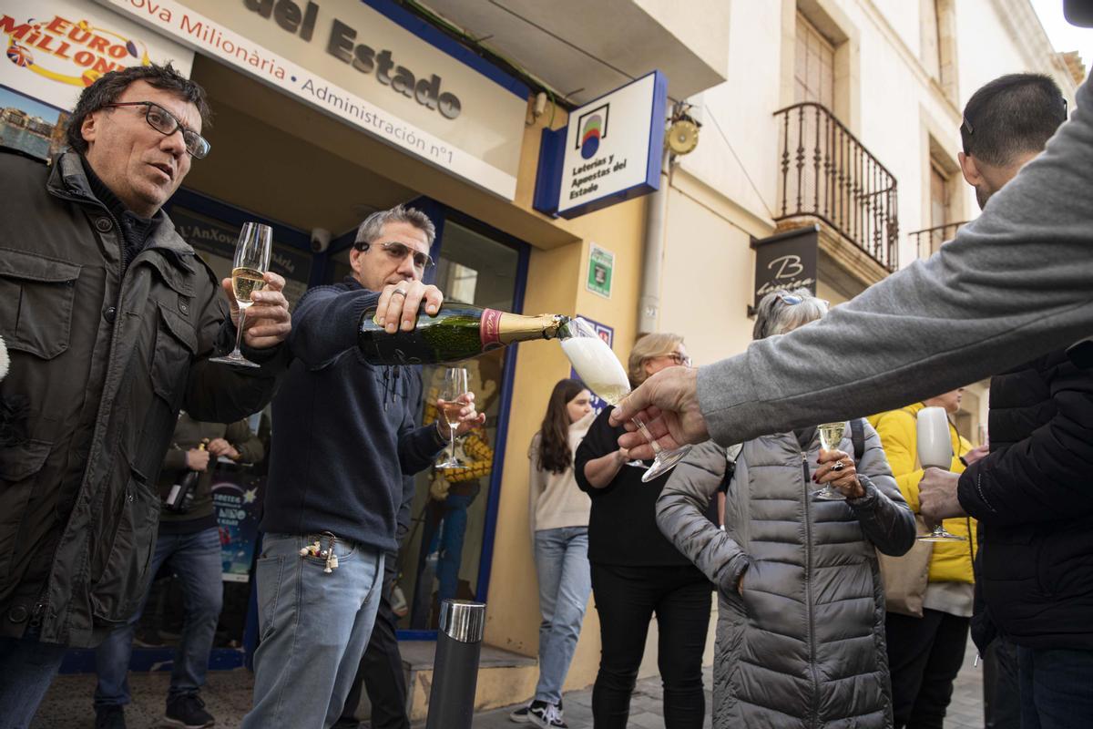 El 89603, primer premio de la Lotería del Niño 2023 se ha vendido en la administración LAnxova Milionària de LEscala, localidad costera de Girona