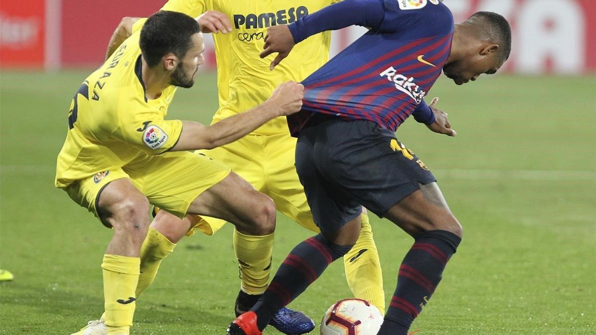 Malcom, agarrado por Pedraza en el estadio de La Cerámica.