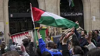 Estudiantes propalestinos bloquean la prestigiosa universidad Sciences Po de París