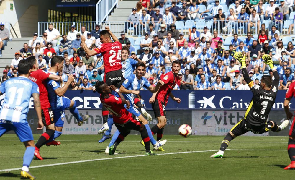 Un tanto de Leo Suárez a cinco minutos del final le da la victoria y los tres puntos al RCD Mallorca en su visita a La Rosaleda, en un duelo de aspirantes al ascenso a Primera División que comenzaban la jornada empatados a puntos.