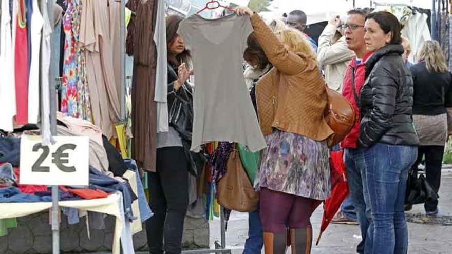 Un mercadillo celebrado en Bouzas // Marta G.Brea