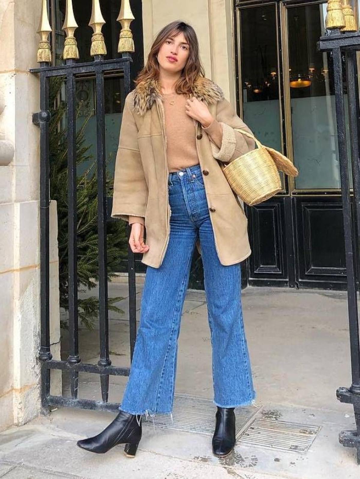 Look de Jeanne Damas con jeans rectos y botines