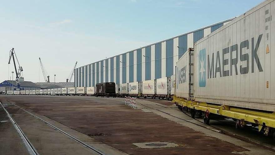 El ferrocarril al Puerto carga contenedores por primera vez desde su  entrada en servicio - Faro de Vigo