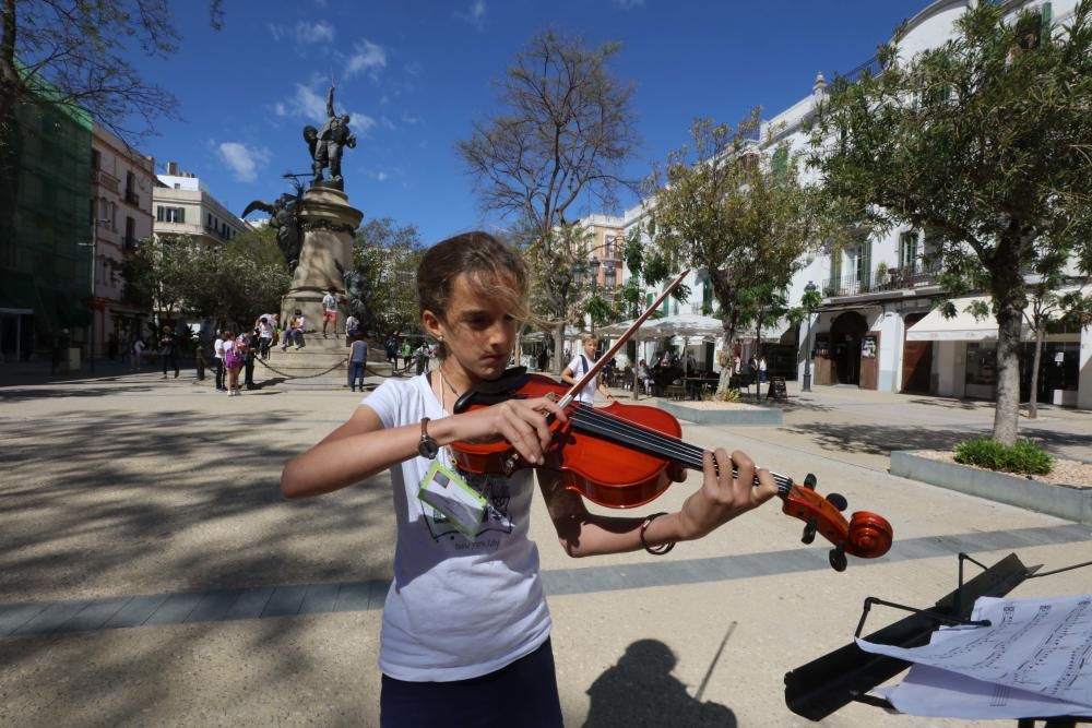 Doce centros educativos de Ibiza y Formentera mostraron ayer sus proyectos en una actividad impulsada por el IDI, en apoyo al emprendimiento juvenil