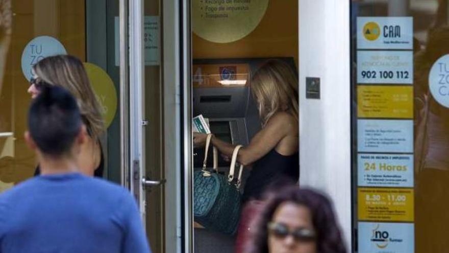 Clientes en una oficina de la CAM de Alicante.