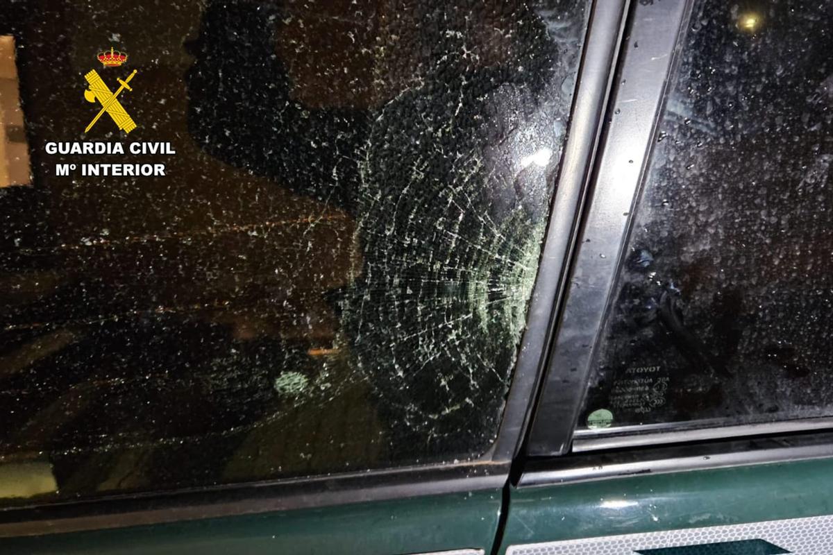 Así quedó la ventanilla del coche de la Guardia Cvil
