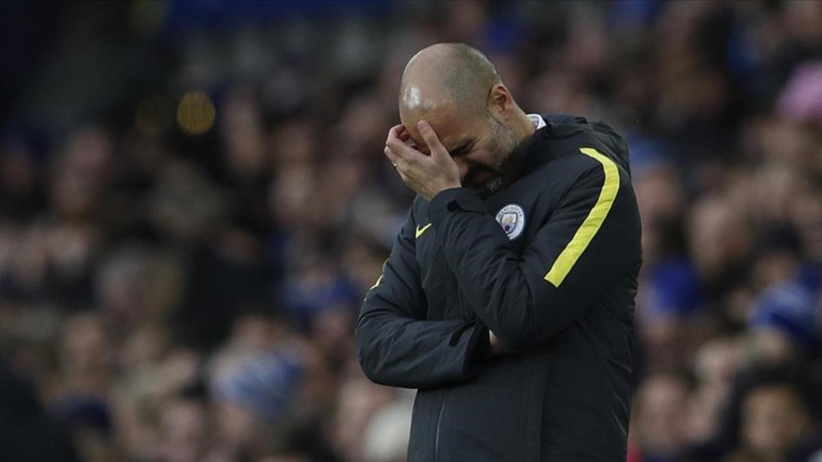 Pep Guardiola, preocupado durante el partido del Manchester City contra el Everton en Goodison Park.