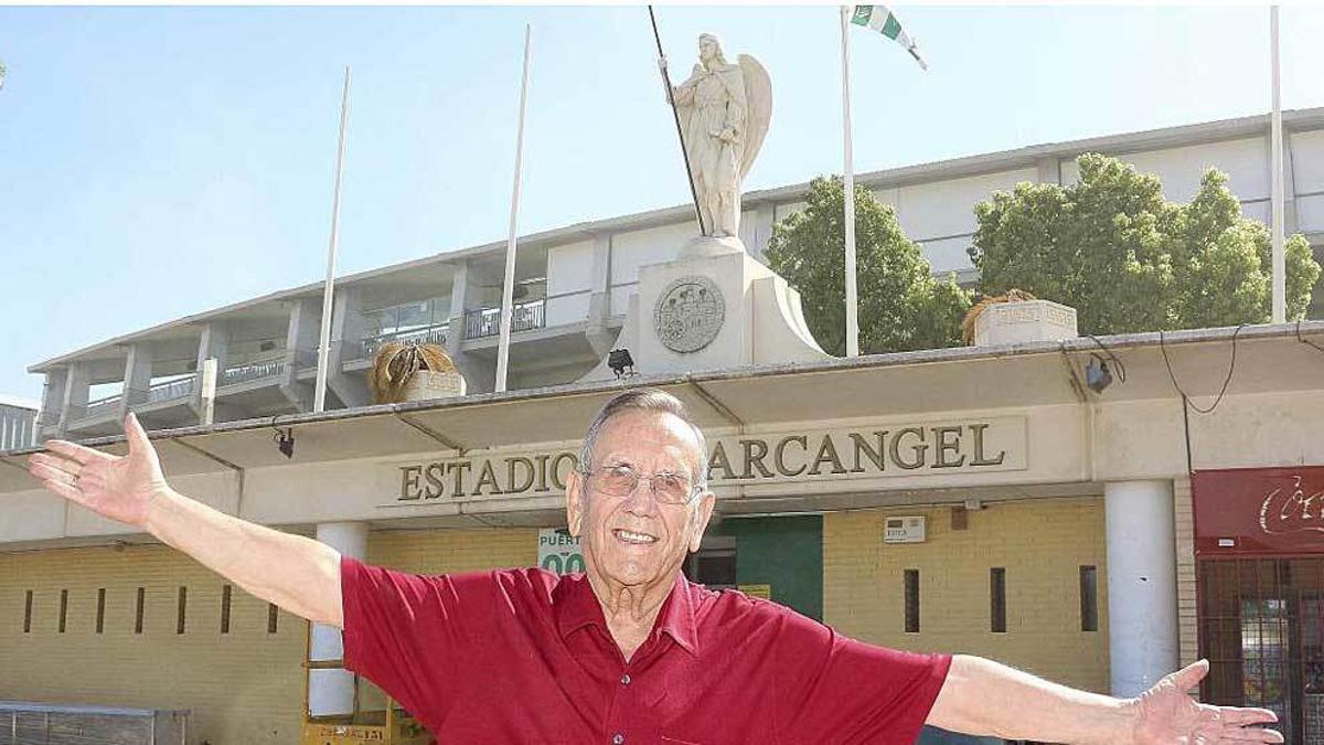 Rafael Campanero, junto al estadio El Arcángel.