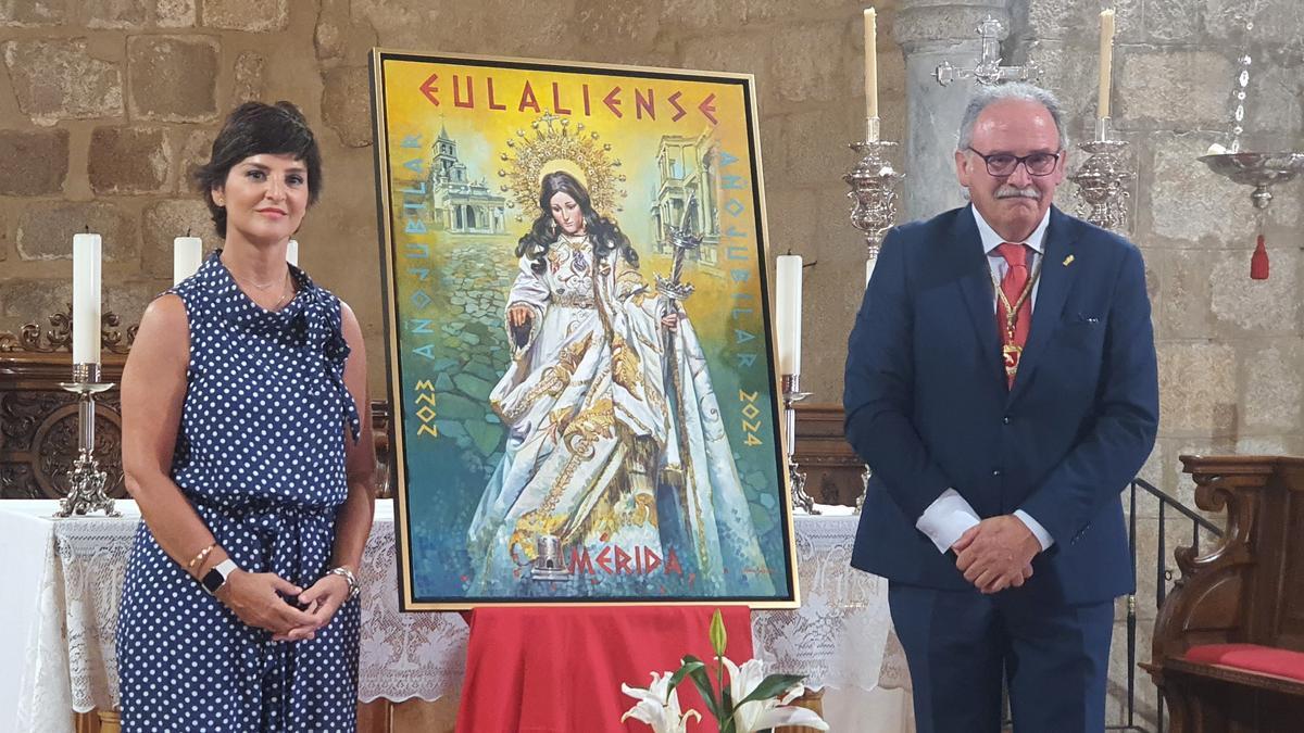 Nuria Becerra, autora del cartel, con el presidente de la Asociación de la Virgen y Mártir Santa Eulalia de Mérida, Luis Miguel González Pérez.