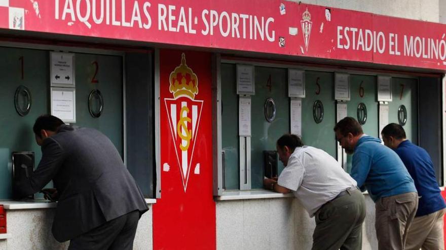 Aficionados retirando sus entradas de las taquillas de El Molinón durante la jornada de ayer.