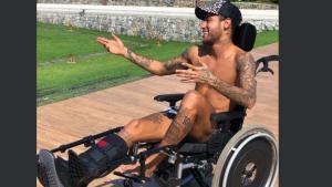 Neymar sentado en silla de ruedas. Twitter Neymar Jr.