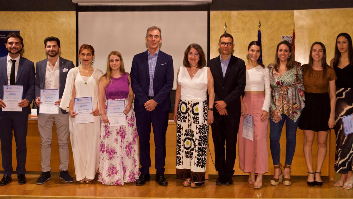 Foto de familia de la primera promoción del Máster en Derecho de la Sociedad Digital de la UA.