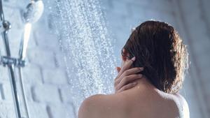 Espalda de una mujer duchándose.