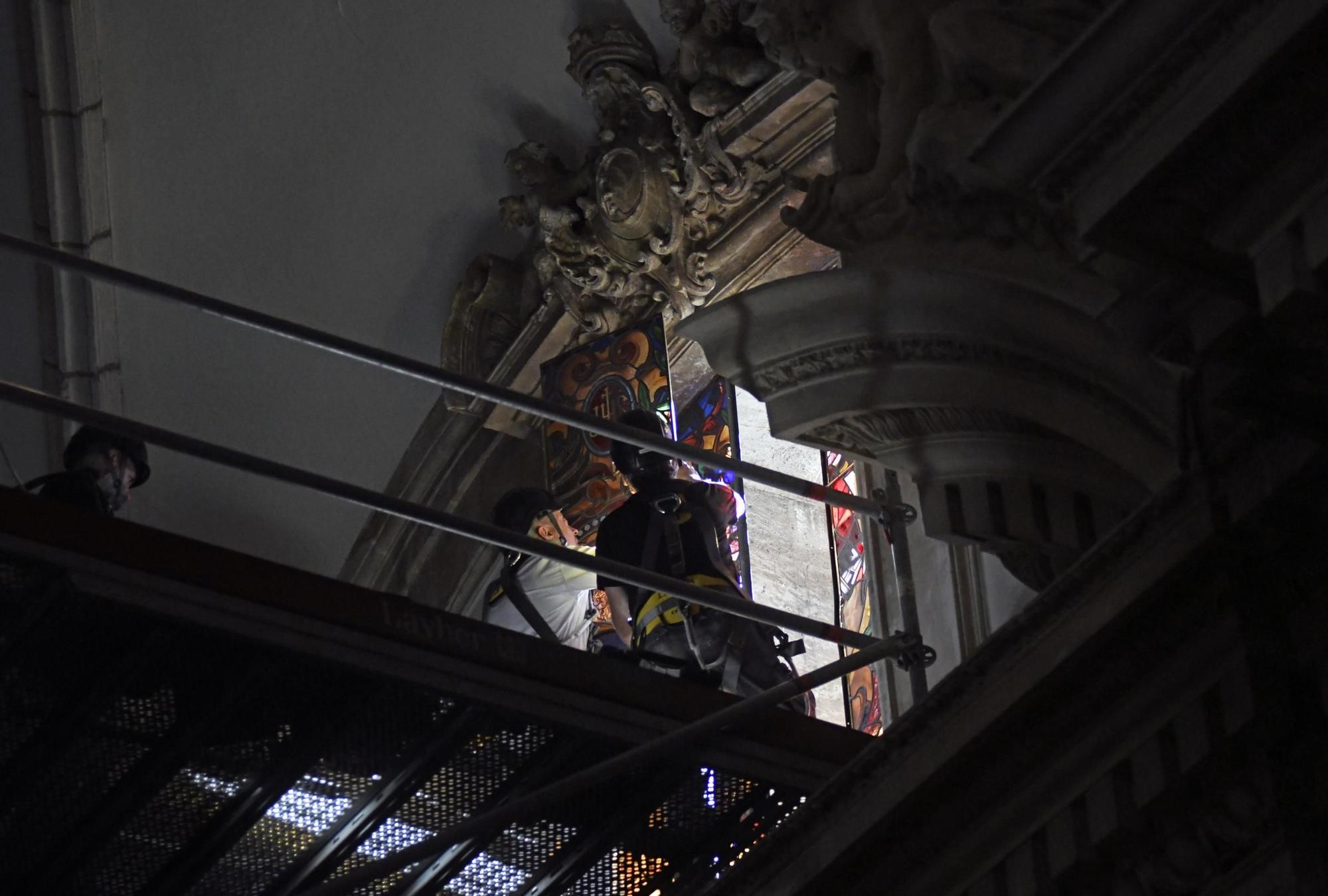 Así han instalado las vidrieras de San Pedro y San Pablo en la Catedral de Murcia
