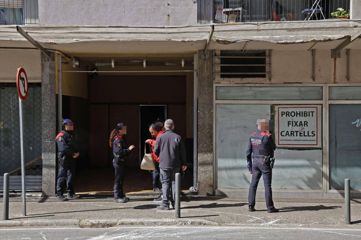 Tècnics de l’Ajuntament de Girona revisen l’estat del bloc ocupat de la ronda Ferran Puig amb suport de la policia