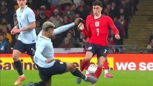 Araujo, en el momento de la acción sobre Foden