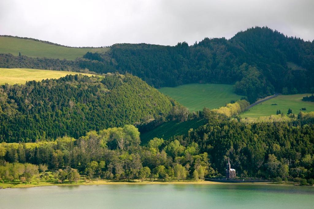 Lagoa das Furnas y capilla de Nuestra Señora de las Victorias en isla de São Miguel.