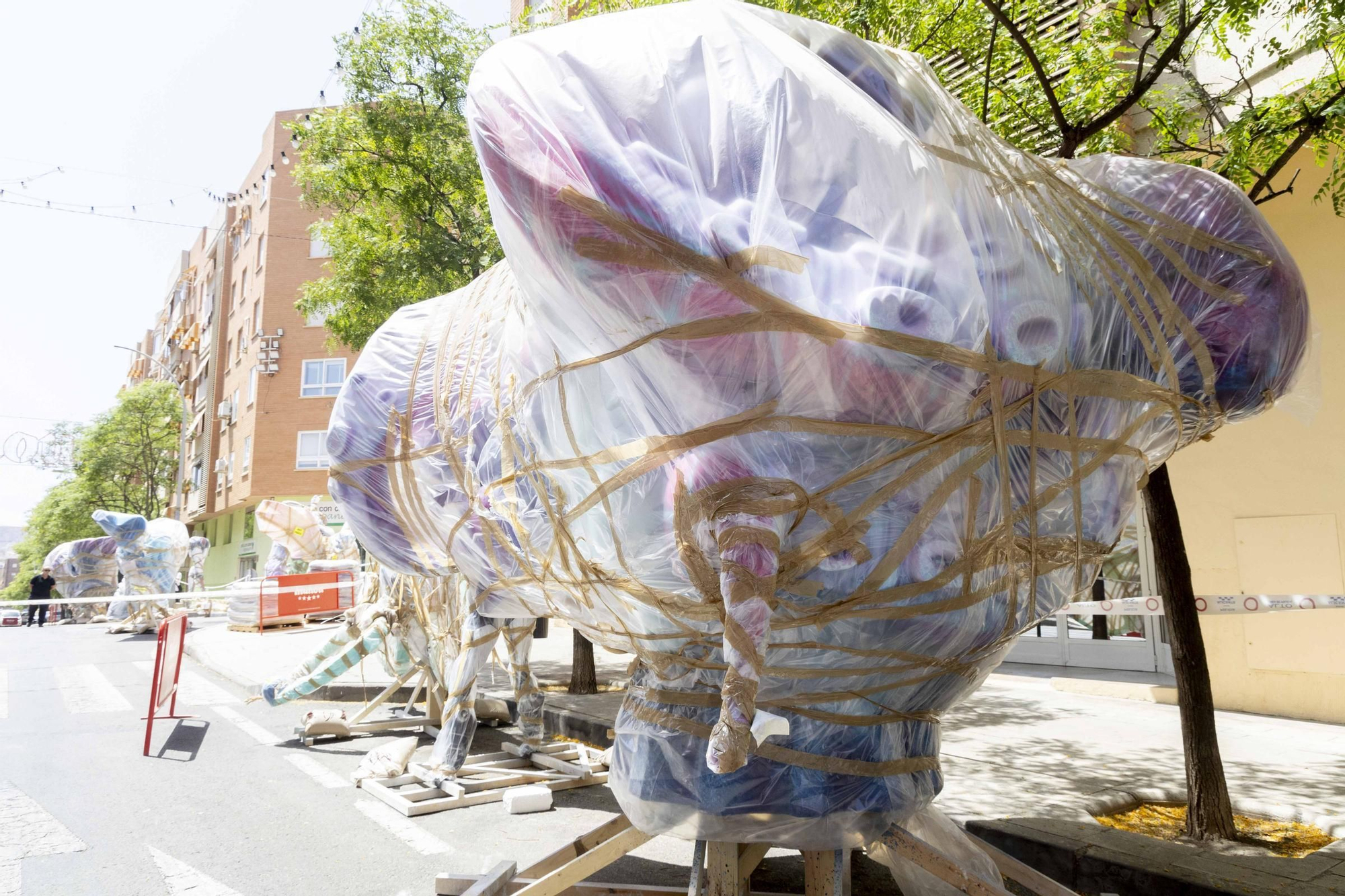 Las hogueras de Especial arrancan su plantà en Alicante
