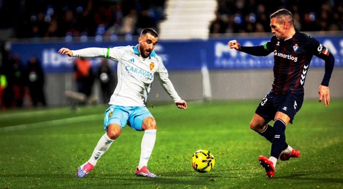 Rober González hace un recorte a Arbilla durante el partido del Real Zaragoza ante el Eibar.